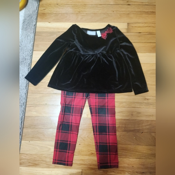 Christmas Outfit - Picture 1 of 3